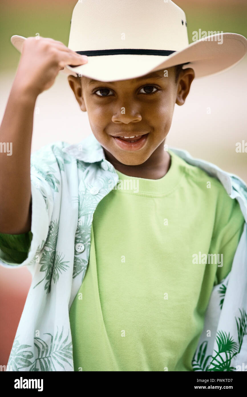 Porträt eines lächelnden Jungen einen Hut tragen. Stockfoto