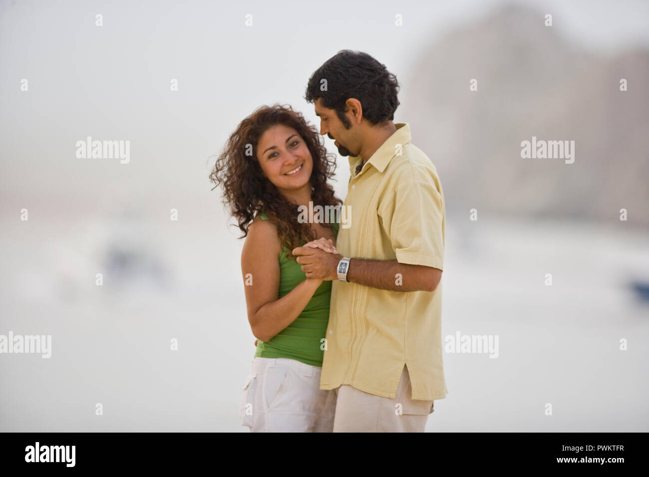 Paare tanzen am Strand Stockfoto