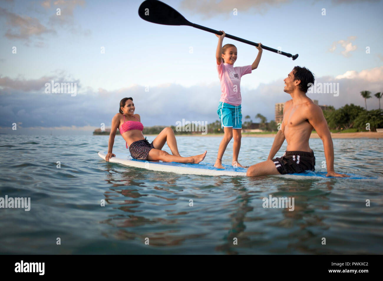 Mutter, Vater und Tochter auf Surfboard Stockfoto