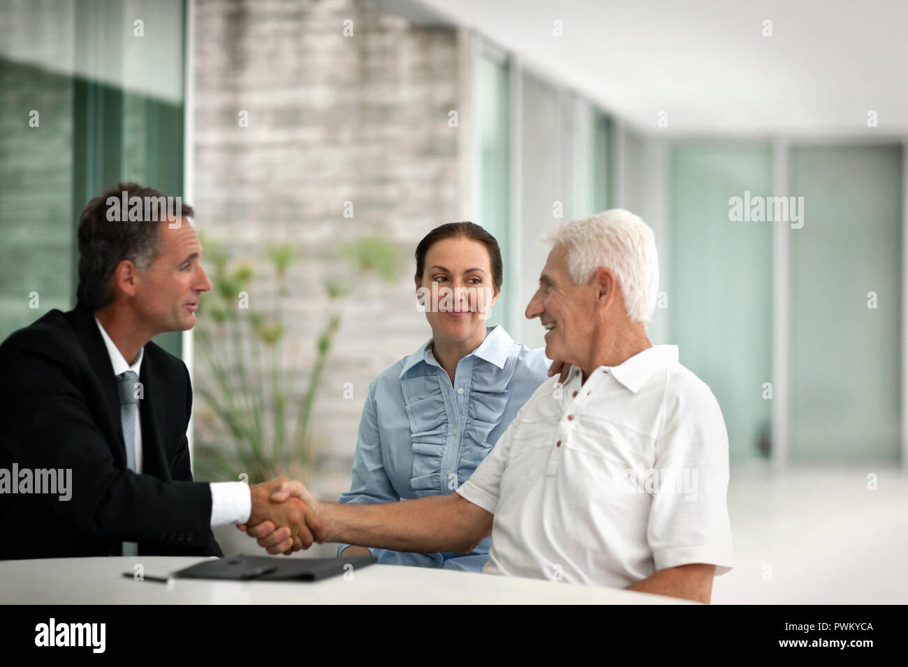 Senior Paar in einer Sitzung auf der Terrasse mit einem Geschäftsmann. Stockfoto