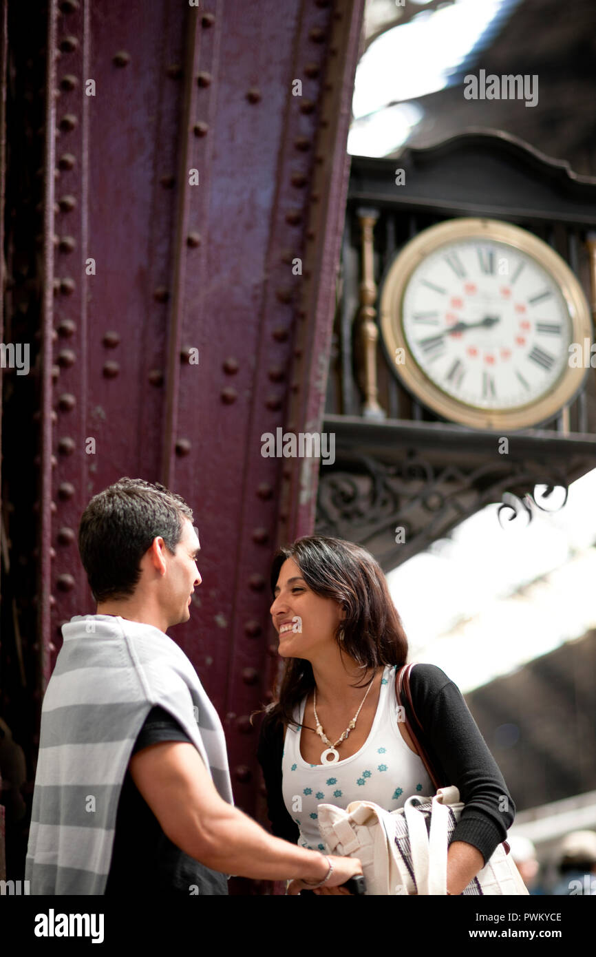 Paar reden zusammen, während am Bahnhof warten. Stockfoto