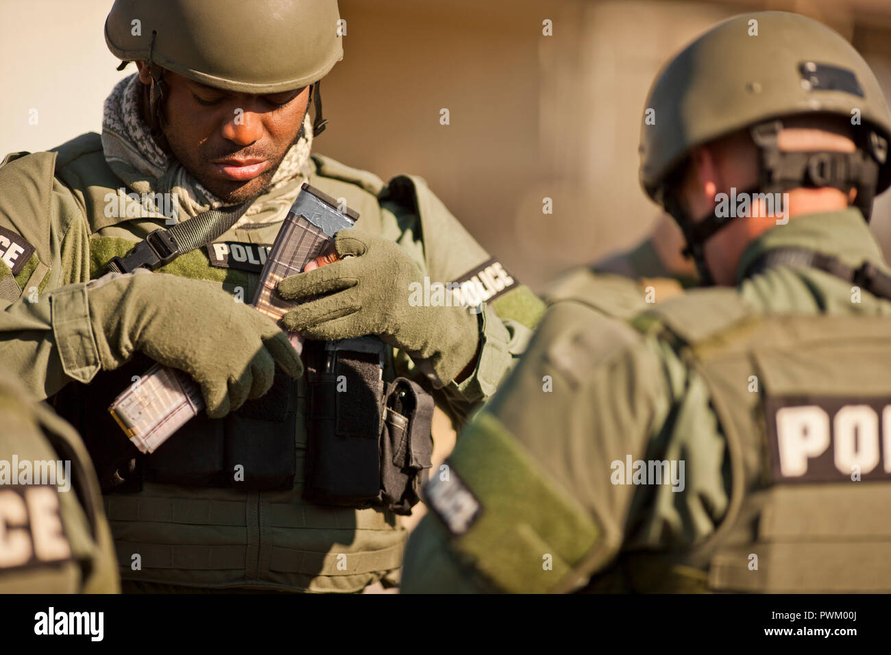 Zwei Polizisten in eine Bildungsstätte. Stockfoto
