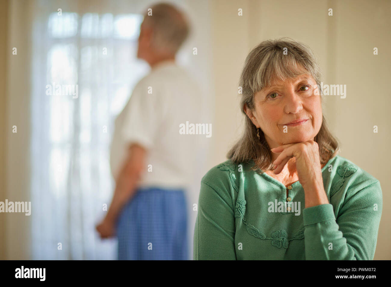 Porträt einer älteren Frau, die ihre Hand auf ihr Kinn. Stockfoto