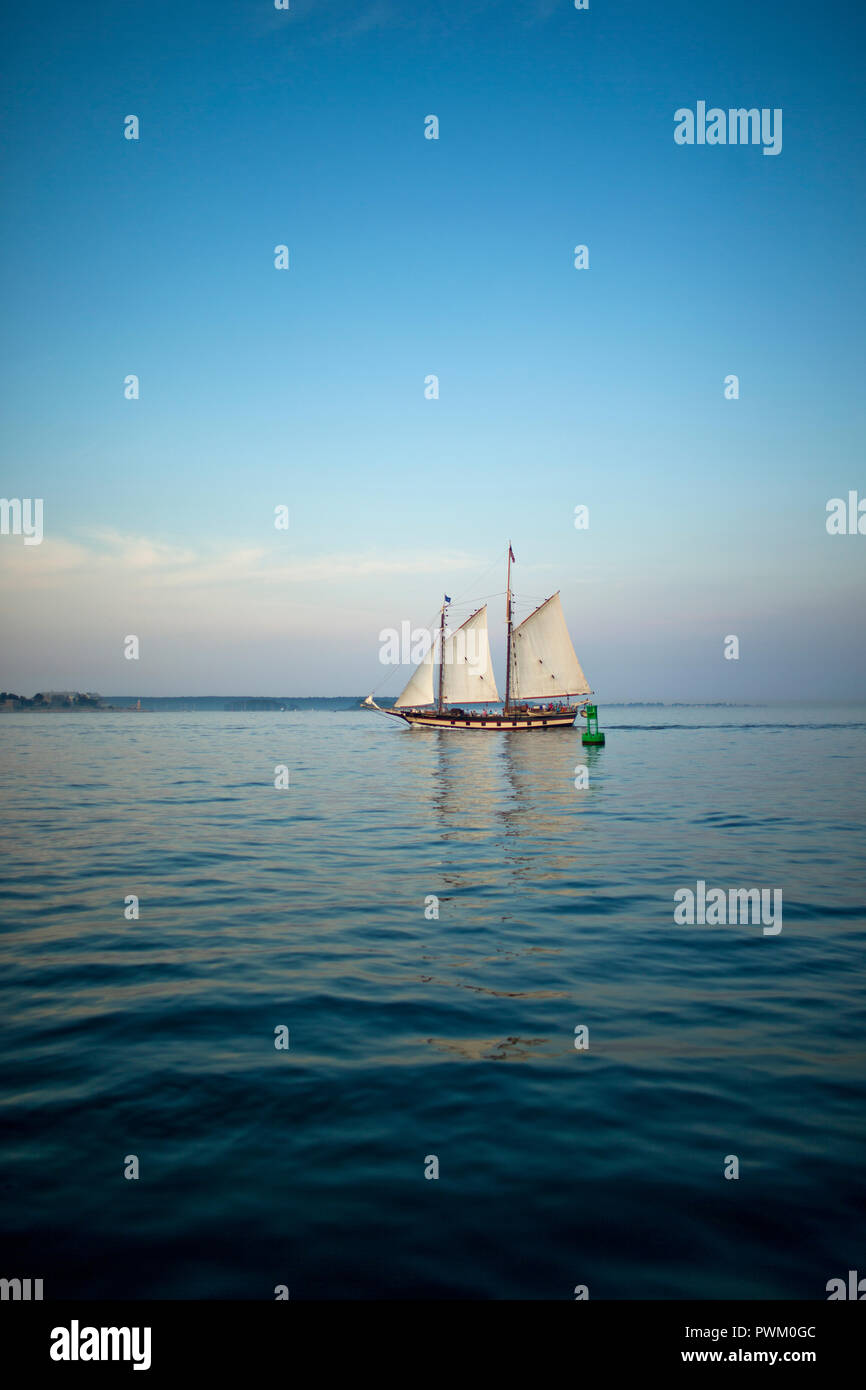 Kleines Segelschiff auf dem Ozean. Stockfoto