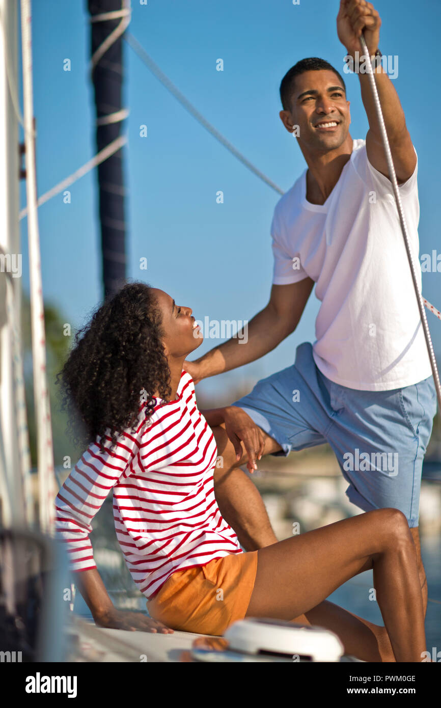 Glückliches junges Paar entspannende und Spaß beim Segeln. Stockfoto
