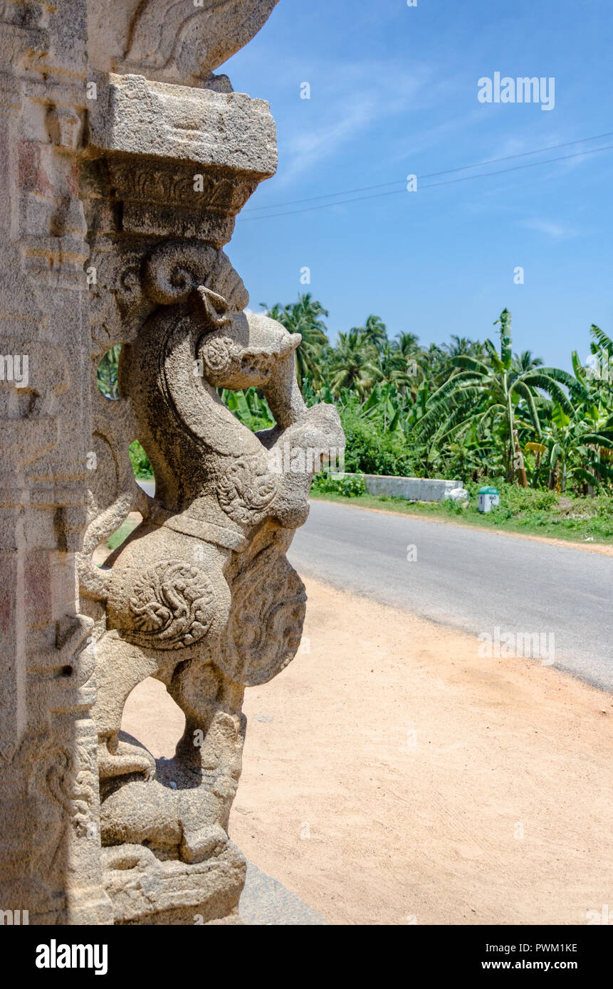 Schnitzereien von Yali, ein Fabelwesen aus der hinduistischen Mythologie, Löwe, Pferd und Elefant am Eingang Chandykeshwara Tempel. Stockfoto