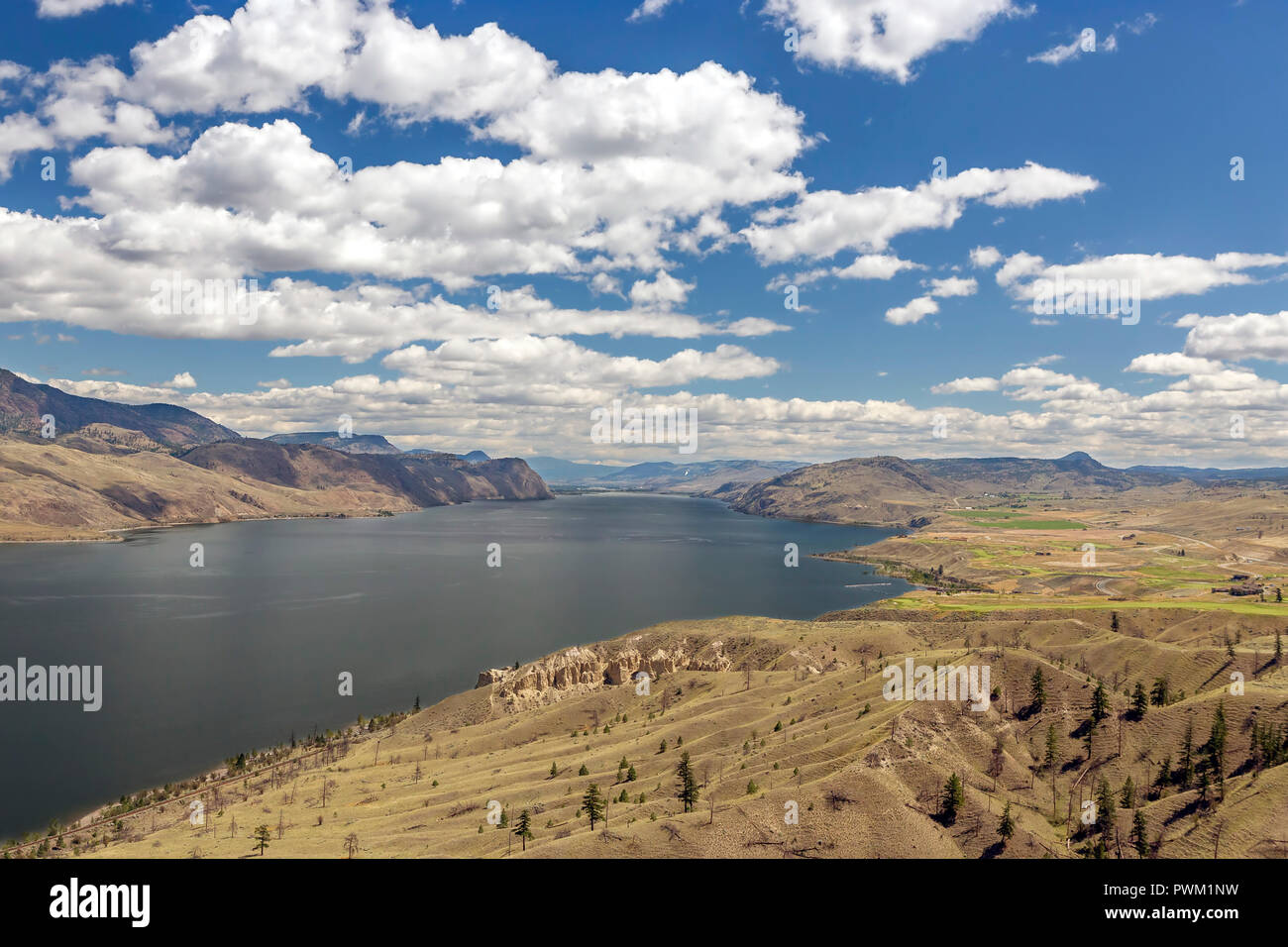 Blick über Kamloops Lake im Juli, auf der Suche nach Kamloops, Kamloops Hoodoos sind in der Mitte der Masse, Thompson - Okanagan, British Columbia, Kanada Stockfoto
