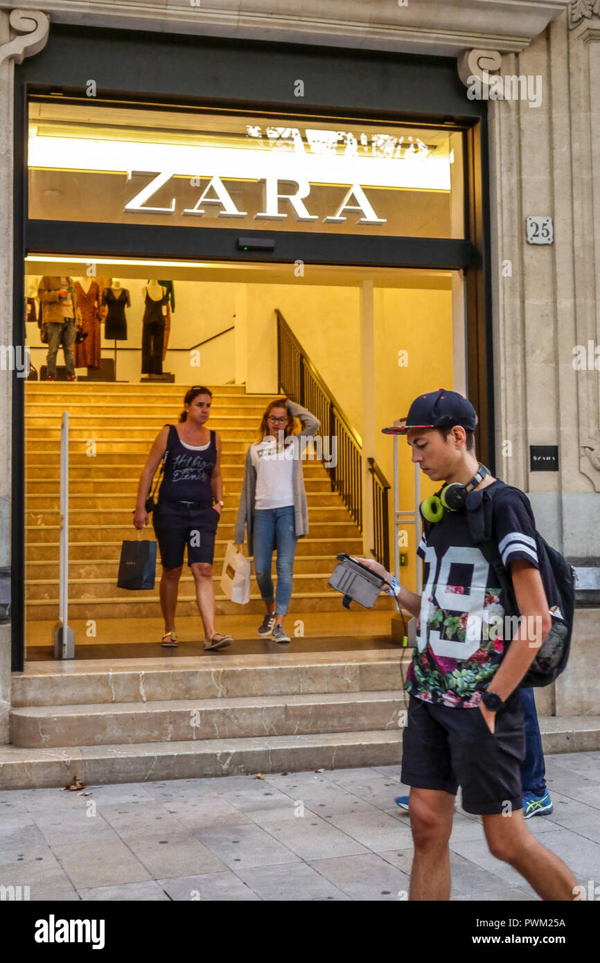 Zara Store Leute einkaufen Teenager gehen Straße mit einem Telefon Passeig des Born Street, Palma de Mallorca Spanien Europa Stockfoto