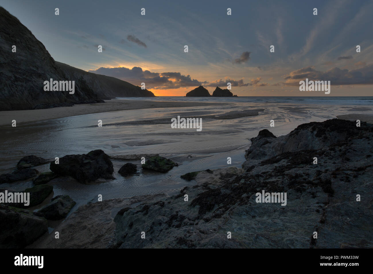 Sonnenuntergang über Holywell Strand mit Blick auf Carters Felsen an der Nordküste von Cornwall Cornwall Stockfoto
