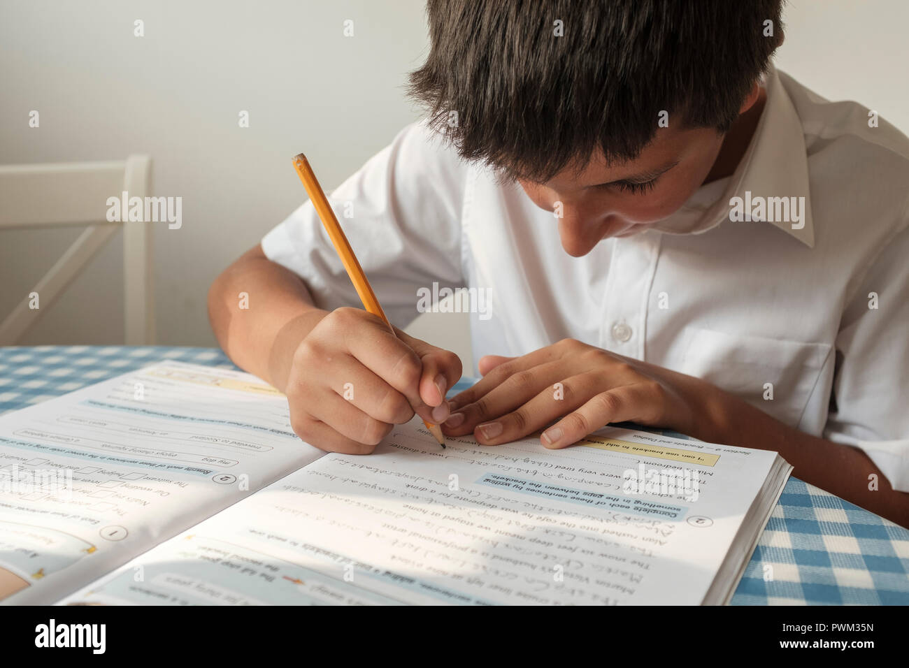 UK, London - 11 Jahre old school Boy revisng für Englisch Prüfungen Stockfoto