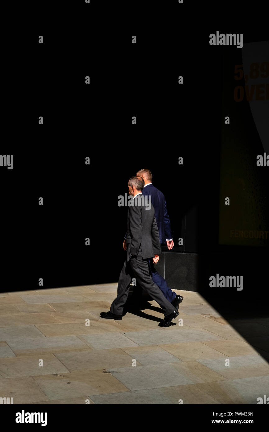 England, London - Stadt Arbeitnehmer marschieren im Financial District zu arbeiten Stockfoto