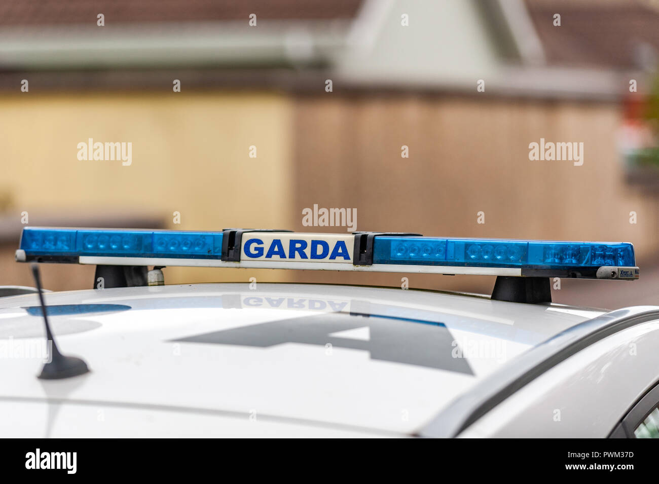 Gardasee (irische Polizei) auf einem Streifenwagen in Irland. Stockfoto