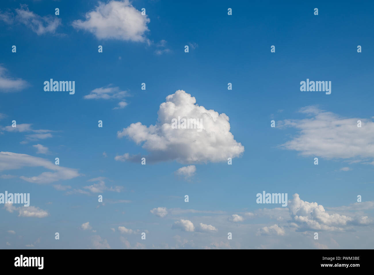 Cloud zentriert im Himmel Stockfoto