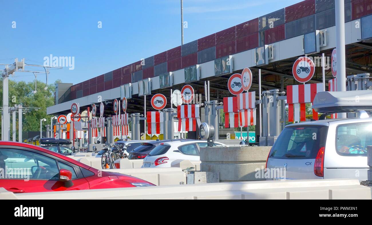 Languedoc-Roussillon, Frankreich - 27. Juli 2018: Autos Anstellen an der Mautstelle oder Peage, Warten auf Reisen auf der Autobahn zu zahlen Stockfoto