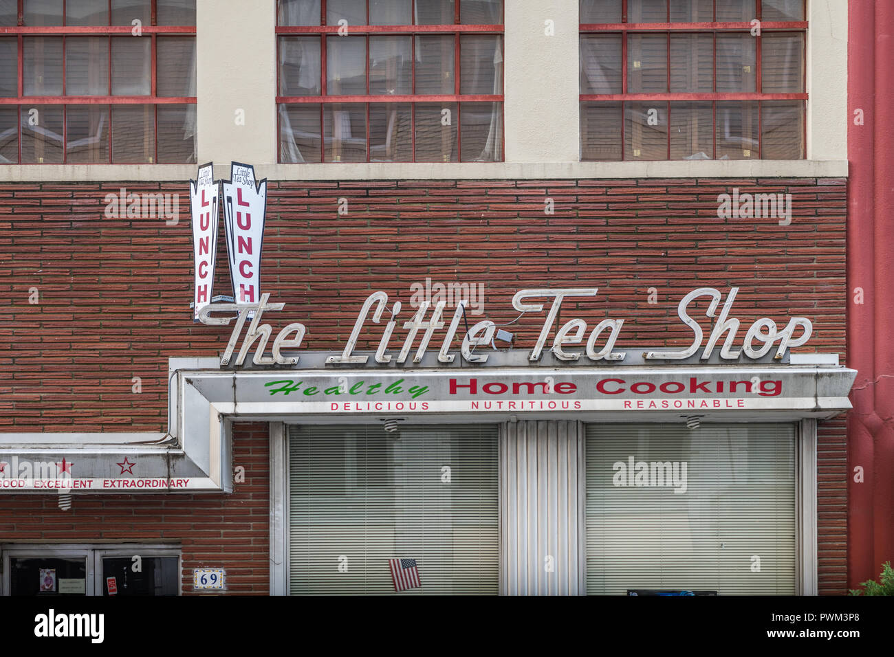Wenig Tee Shop Leuchtreklame in der Innenstadt von Memphis Stockfoto