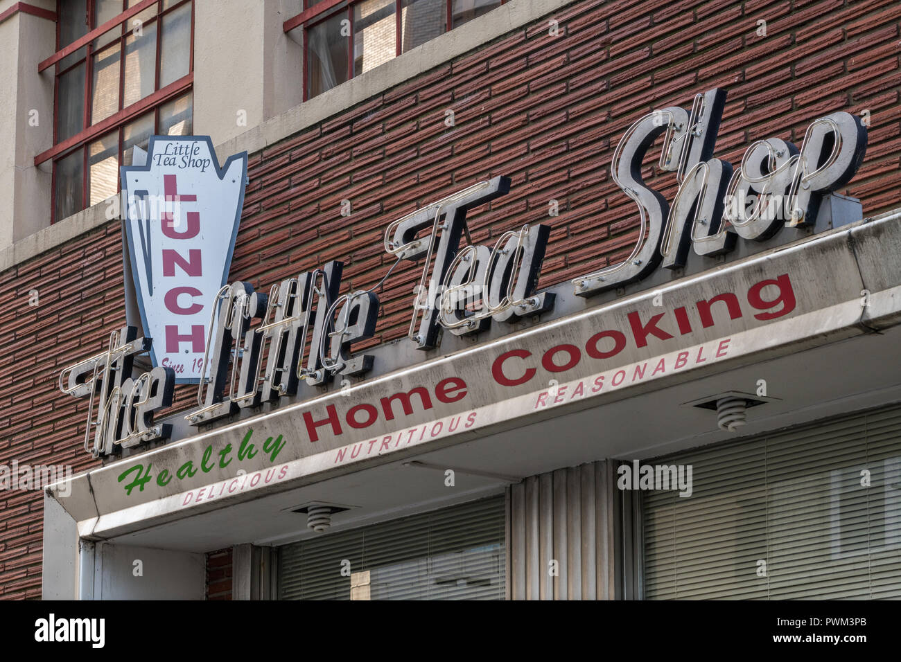 Wenig Tee Shop Leuchtreklame in der Innenstadt von Memphis Stockfoto