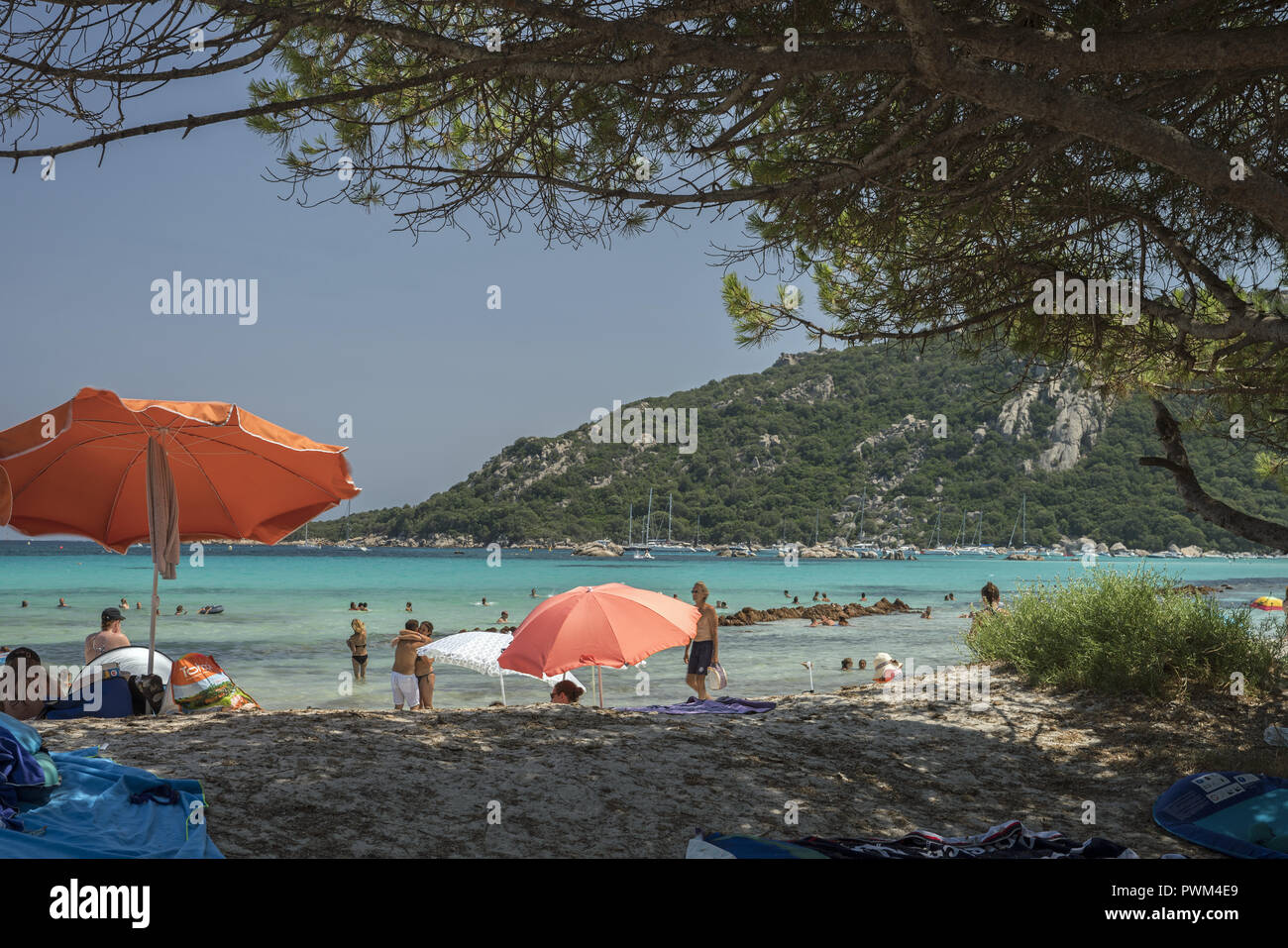 Menschen entspannen am Strand und im Wasser. Strand von Santa Giulia in Korsika. Plaża Santa Giulia na Korsyce. Ludzie wypoczywający na plaży. Stockfoto