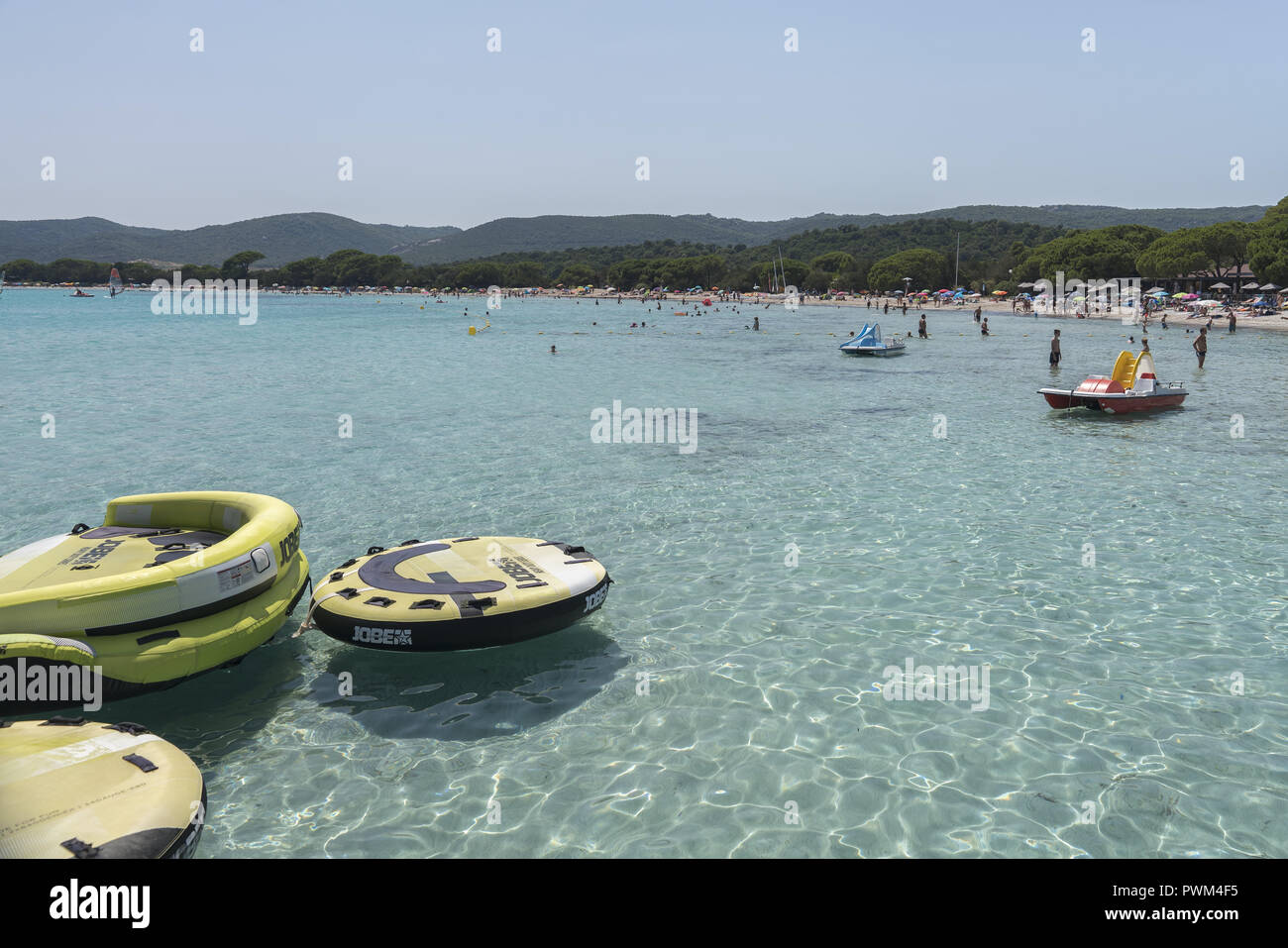 Menschen entspannen am Strand und im Wasser. Strand von Santa Giulia in Korsika. Plaża Santa Giulia na Korsyce. Ludzie wypoczywający na plaży. Stockfoto