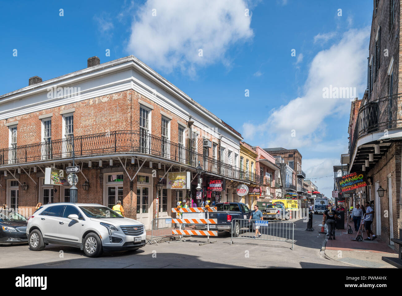 Gebäude auf der Bourbon Street im French Quarter Stockfoto