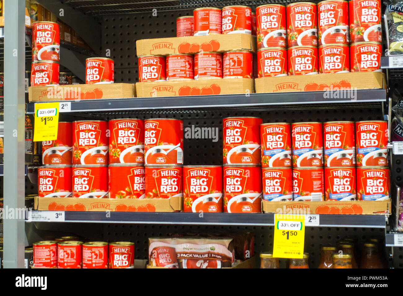 Dosen von Heinz Big Red Tomato Soup auf Woolworths Regale im Supermarkt, Tamworth NSW Australien. Stockfoto