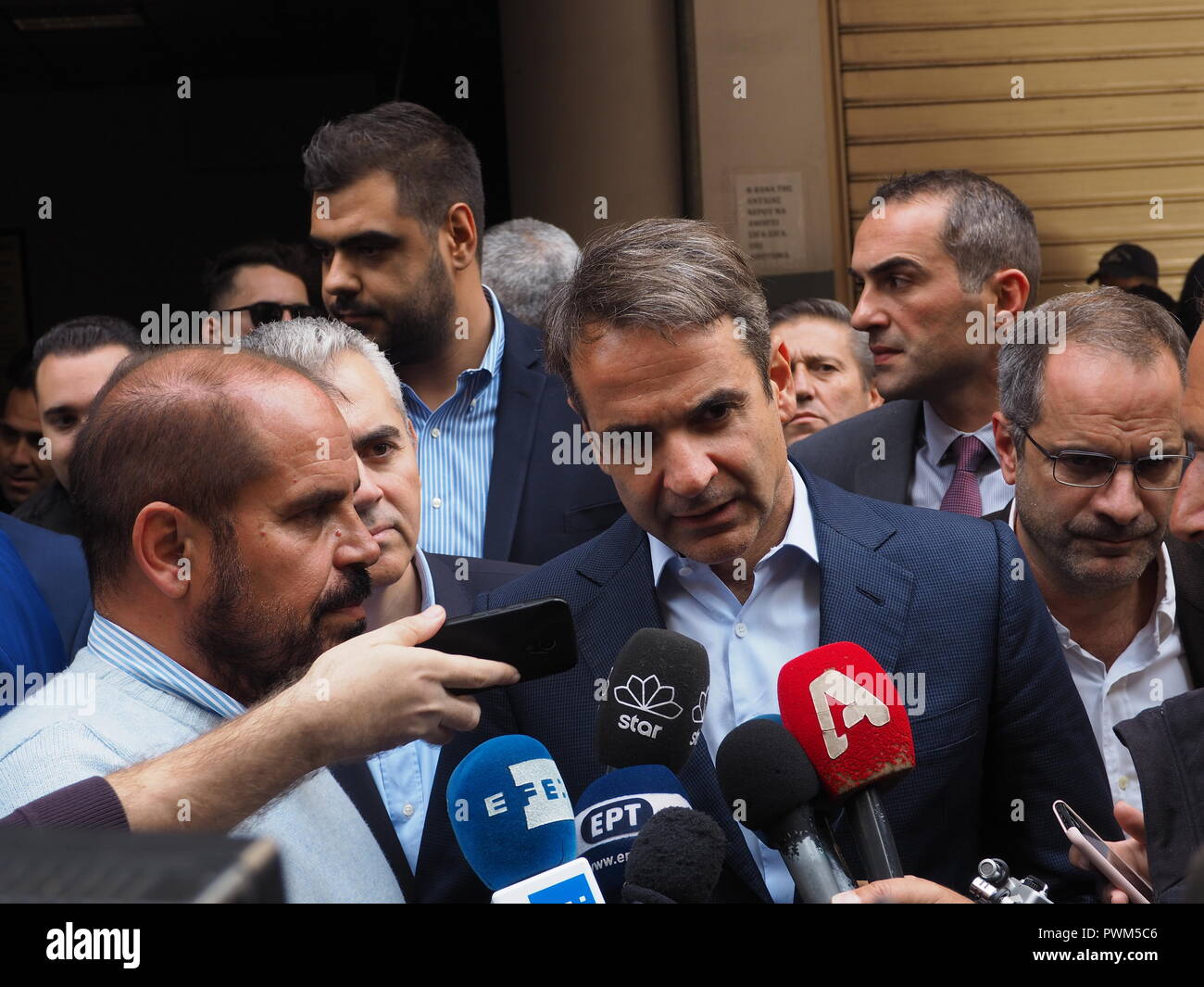 Athen, Griechenland. 16 Okt, 2018. Präsident der Neuen Demokratie Kyriakos Mitsotakis im Gespräch mit der Presse. Griechische Polizisten vor einer Polizeistation in Omonoia Square zeigen nach einem Angriff am Montag von Jugendlichen mit molotow Cocktails. Credit: George Panagakis/Pacific Press/Alamy leben Nachrichten Stockfoto