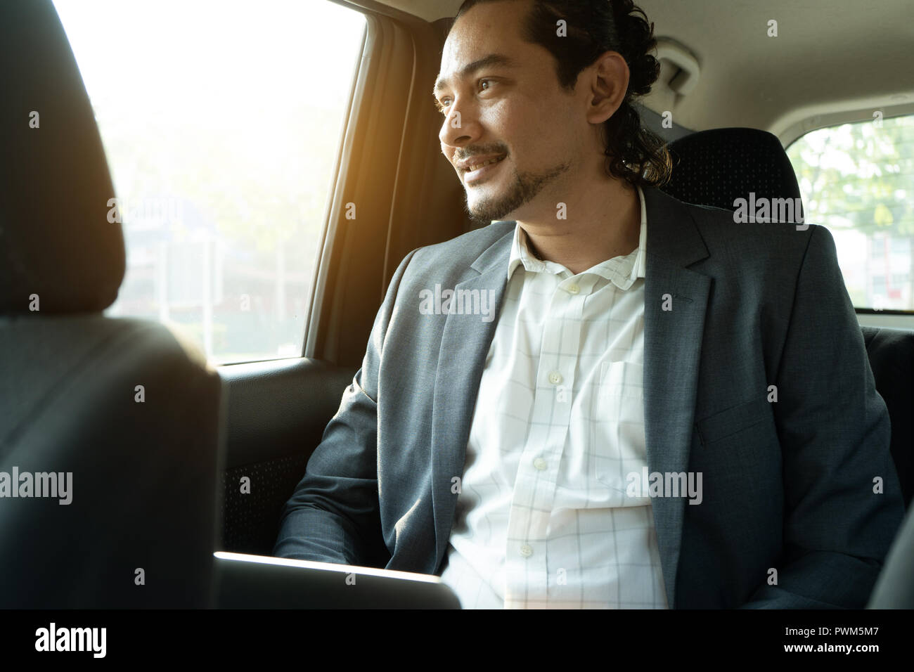Im Nahen und Mittleren Osten Geschäftsmann in einem Auto Pkw Stockfoto