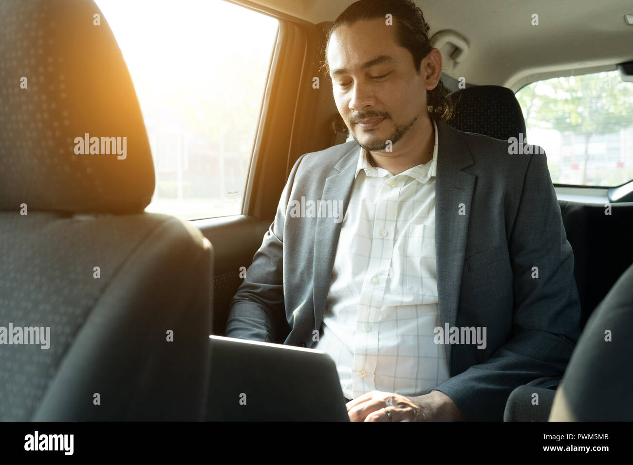 Im Nahen und Mittleren Osten Geschäftsmann in einem Auto Pkw Stockfoto