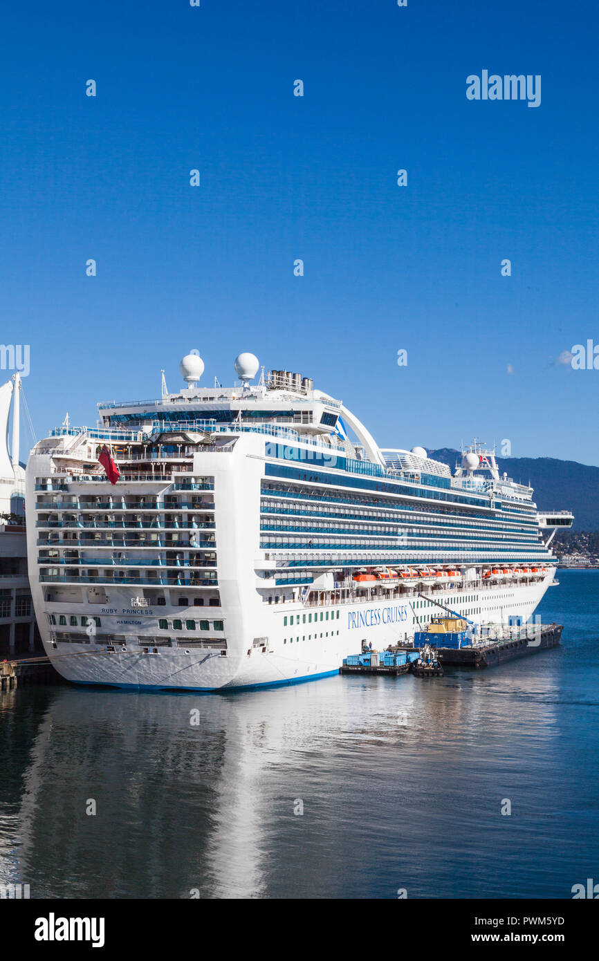 Kreuzfahrtschiff Dock in Vancouver Mitnahme von Personen und Material für einer Alaskakreuzfahrt Stockfoto