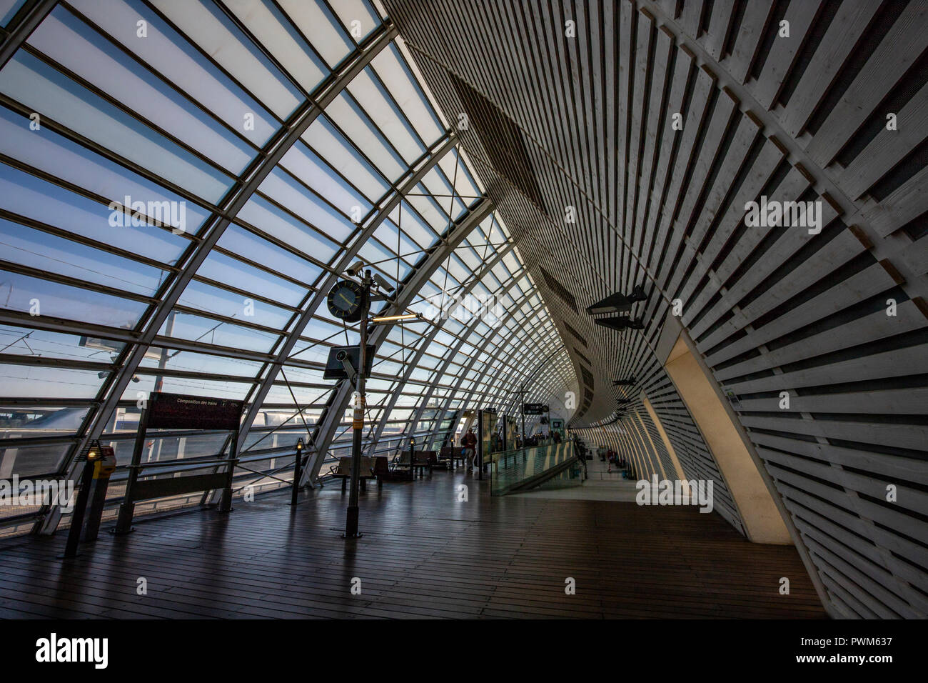 Avignon TGV Station wurde unter der Leitung von Jean-Marie Duthilleul von arep, die Station Entwicklung Arm der SNCF entwickelt. Duthilleul ist eine französische Ar Stockfoto