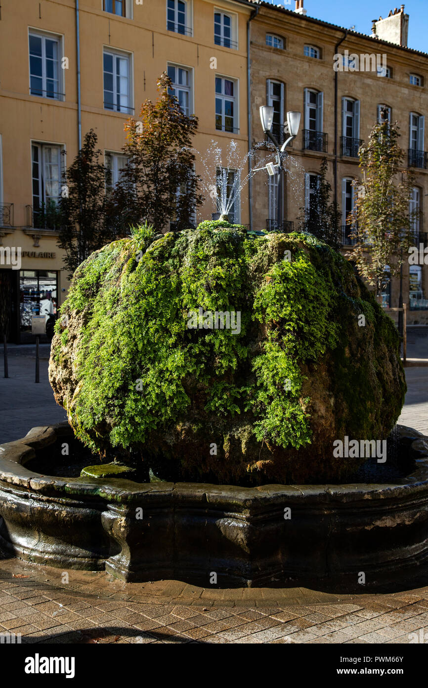 Fontaine d'eau chaude wird auch als Bemoosten Brunnen oder Fontaine - der erste Brunnen gebaut auf dem Cours Mirabeau, das Mitte des 17. Jahrhunderts Brunnen von Ho Stockfoto