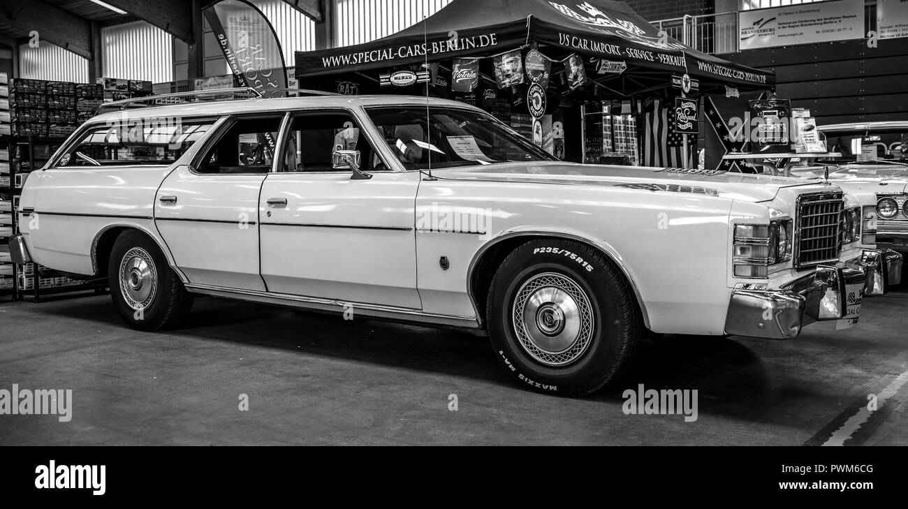 PAAREN IM GLIEN, Deutschland - 19. MAI 2018: Volle Größe Pkw Ford LTD Station Wagon, 1975. Schwarz und Weiß. Oldtimer-show 2018 sterben. Stockfoto