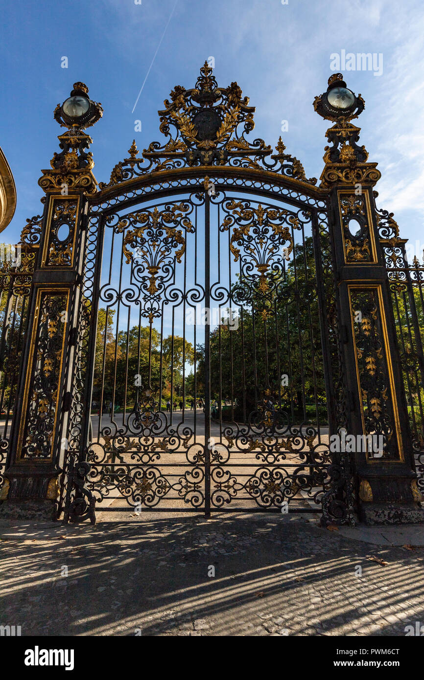 Parc Monceau Schmiedeeisernes Tor - Parc Monceau wurde im 17. Jahrhundert im Auftrag der Herzog von Chartres gebaut. Heute ist sie eine der elegantesten Gard Stockfoto