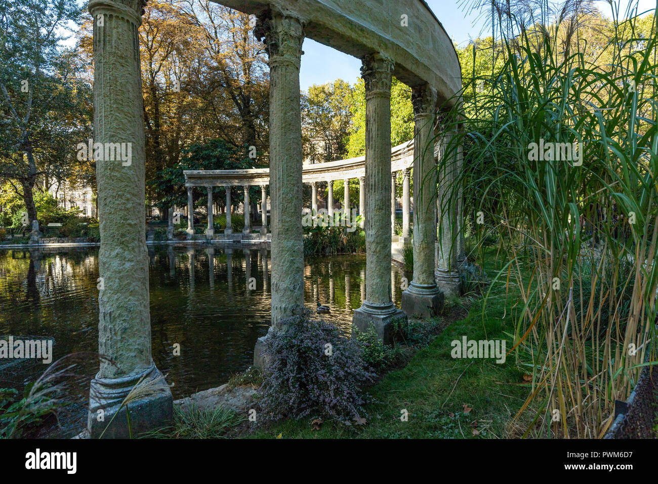 Parc Monceau Colonade - Parc Monceau wurde im 17. Jahrhundert im Auftrag der Herzog von Chartres gebaut. Heute ist sie eine der elegantesten Gärten in Pa Stockfoto