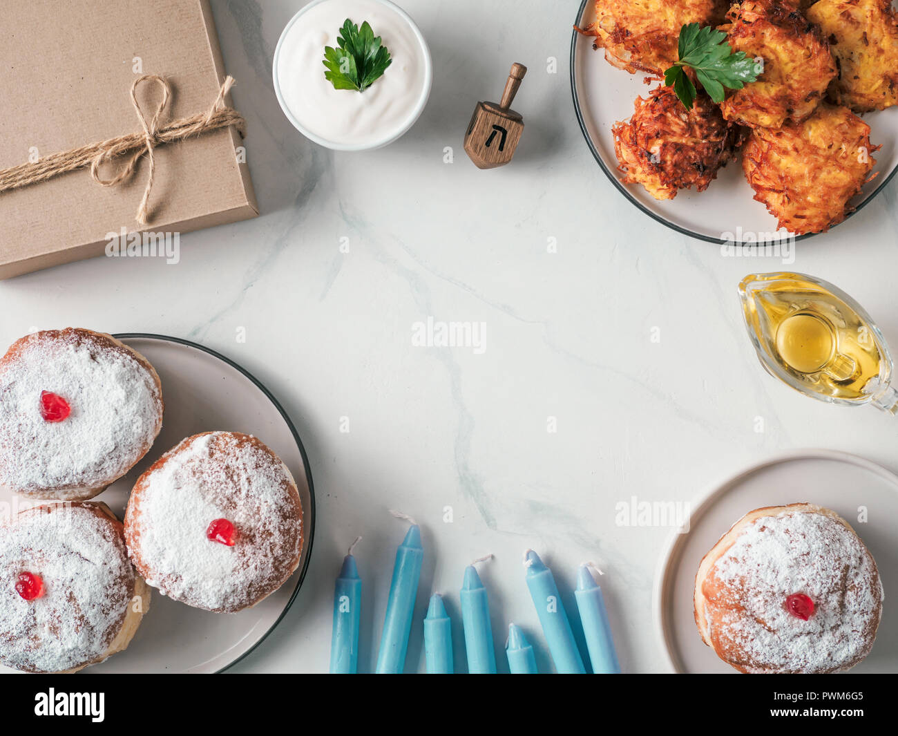 Jüdische Feiertag Hanukkah Konzept und Hintergrund. Hanukkah food Donuts und Kartoffeln Pfannkuchen latkes, Öl, Kerzen, Geschenkbox und traditionellen spinnig dreidl. Top View oder flach. Kopieren Sie Platz für Text Stockfoto