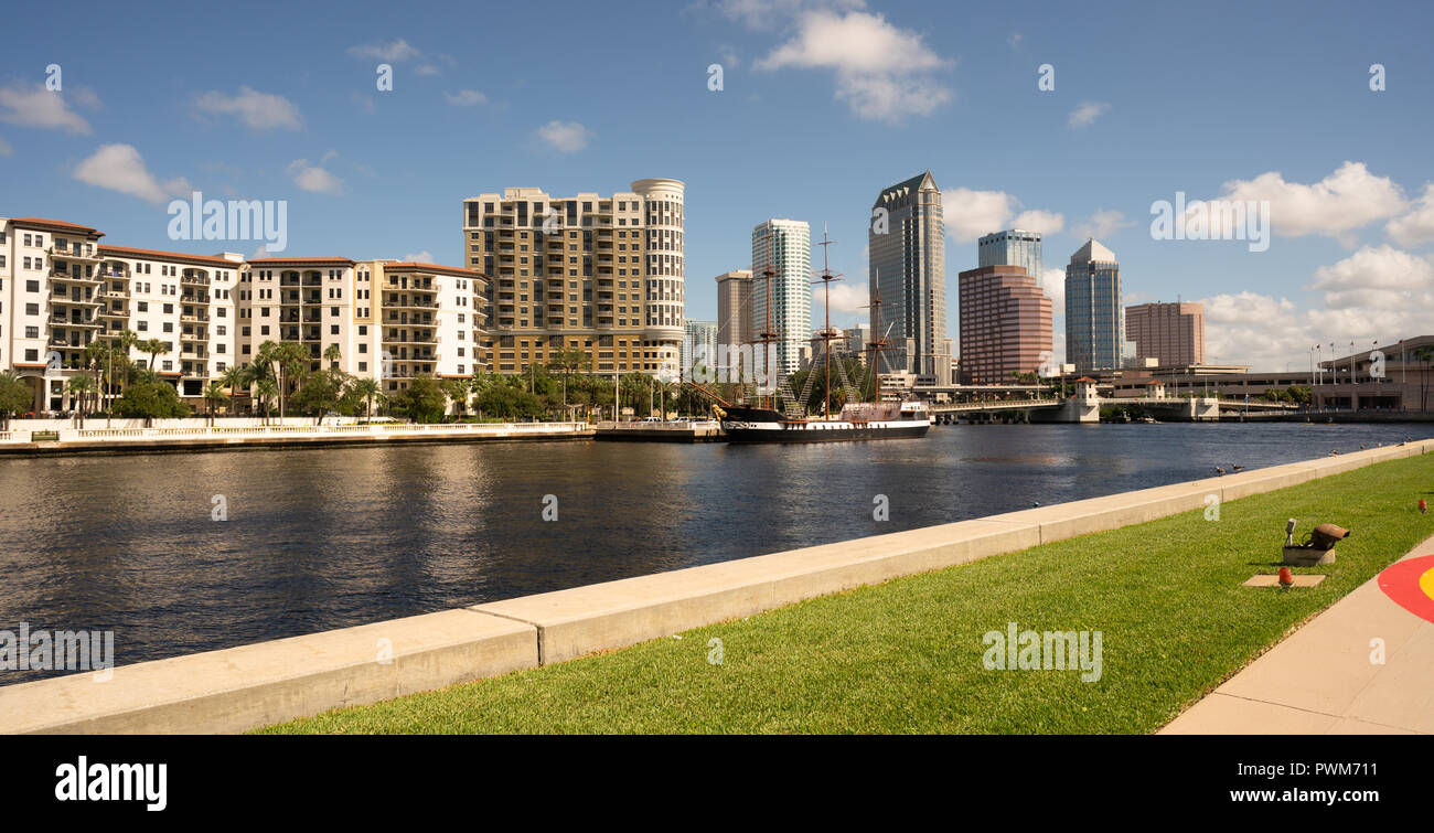 Schöne, klare sonnigen Tag auf dem Wasserwege in und um die Tampa Florida metropolitan area Stockfoto