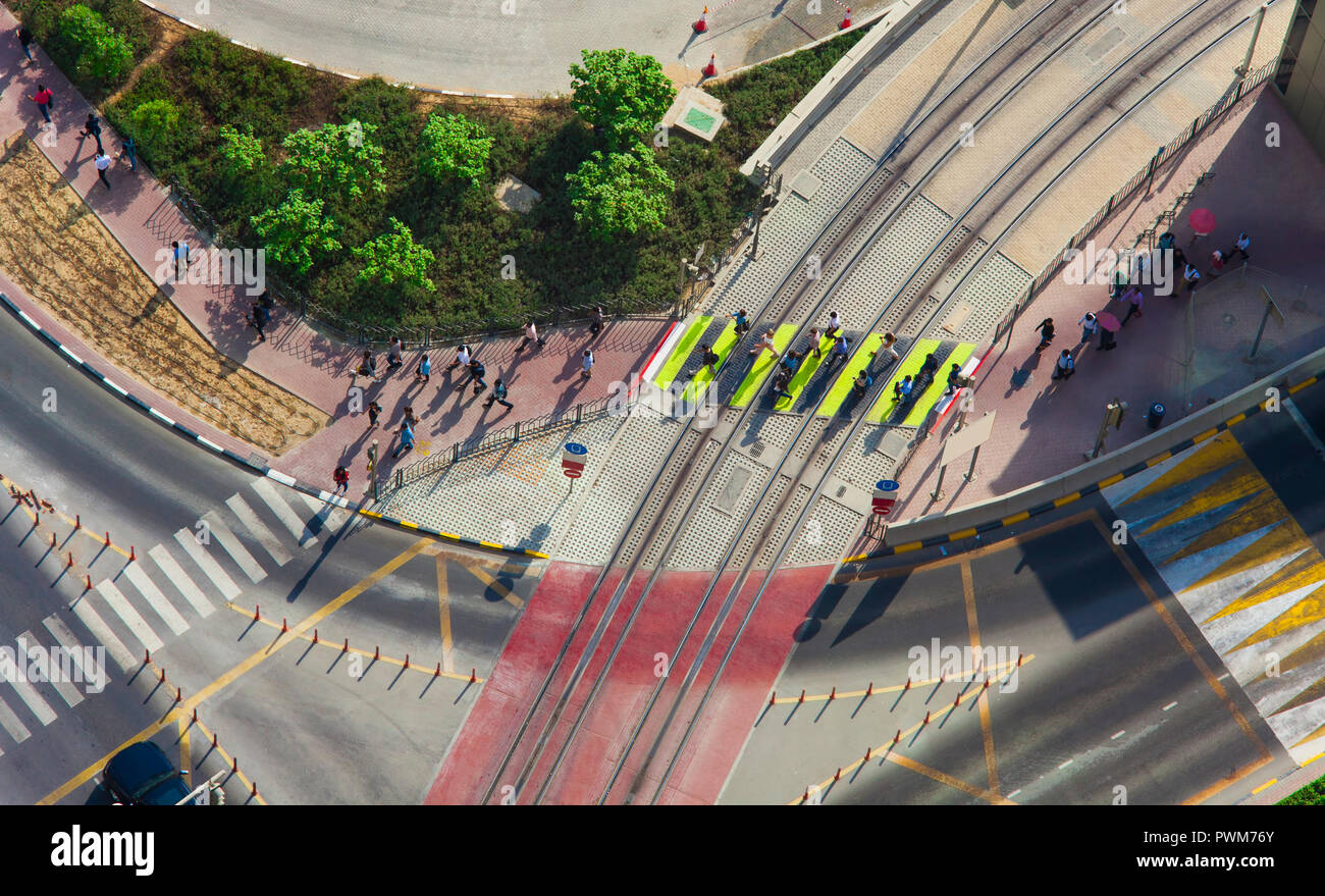 Menschen, die über die Straße von Zebra, Stadtzentrum von Dubai Stockfoto