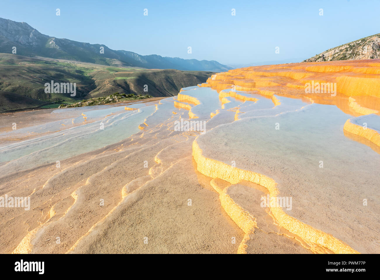 Travertin Terrasse bei Sonnenaufgang in der Nähe von Orost, eines der seltenen reinen Travertin-Pools, die frei zugänglich sind, sind Badab-e Surt, Iran Stockfoto