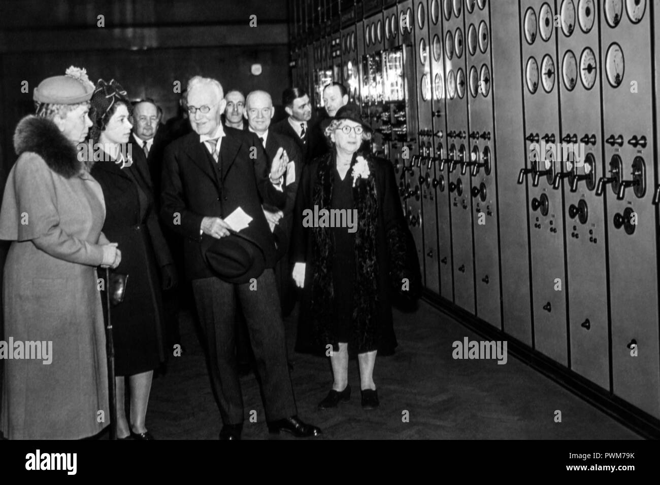 Battersea Power Station - eine junge Prinzessin Elizabeth und ihre Großmutter Queen Mary werden von verschiedenen Persönlichkeiten, um Control Room 'A', während einer Begehung im April 1946 gezeigt werden verbunden Stockfoto
