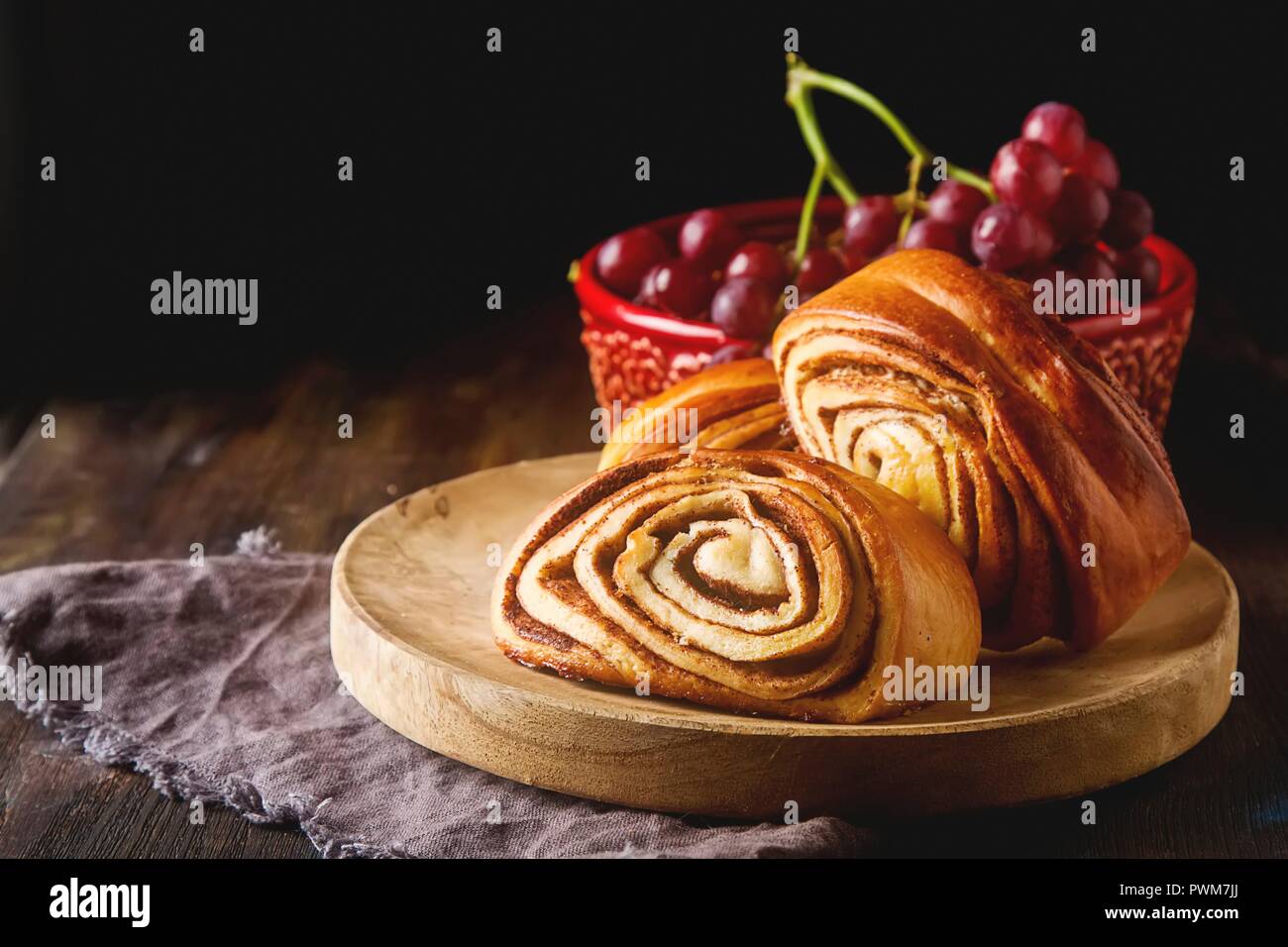 Französisches Brot auf einem Holztisch Stockfoto