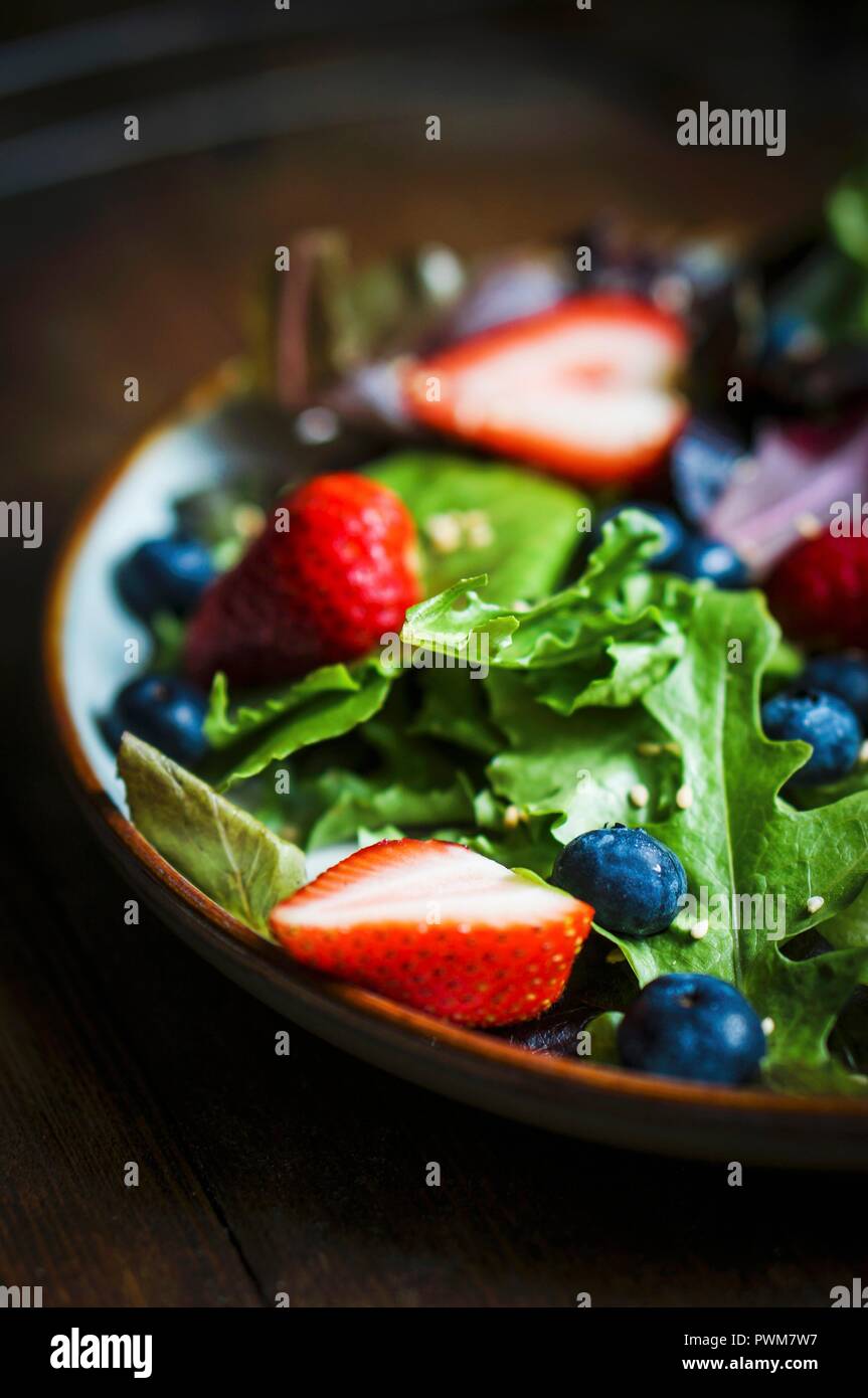Grüner Salat mit Rucola und Beeren Stockfoto