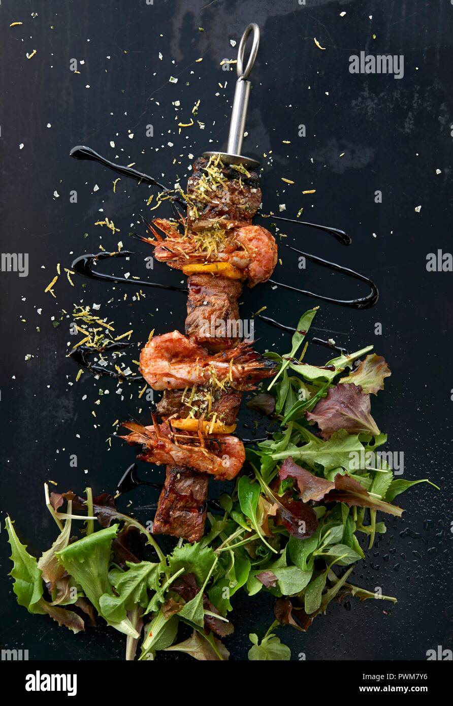 Rindfleisch und Garnelen Spieße mit Salat Stockfoto