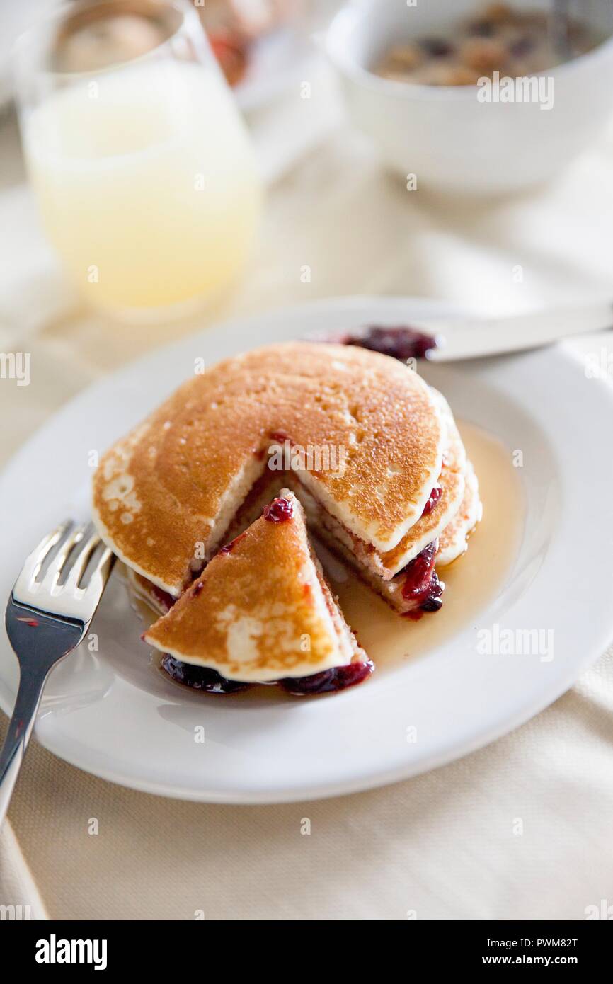 Pfannkuchen mit Ahornsirup und Berry jam Stockfoto