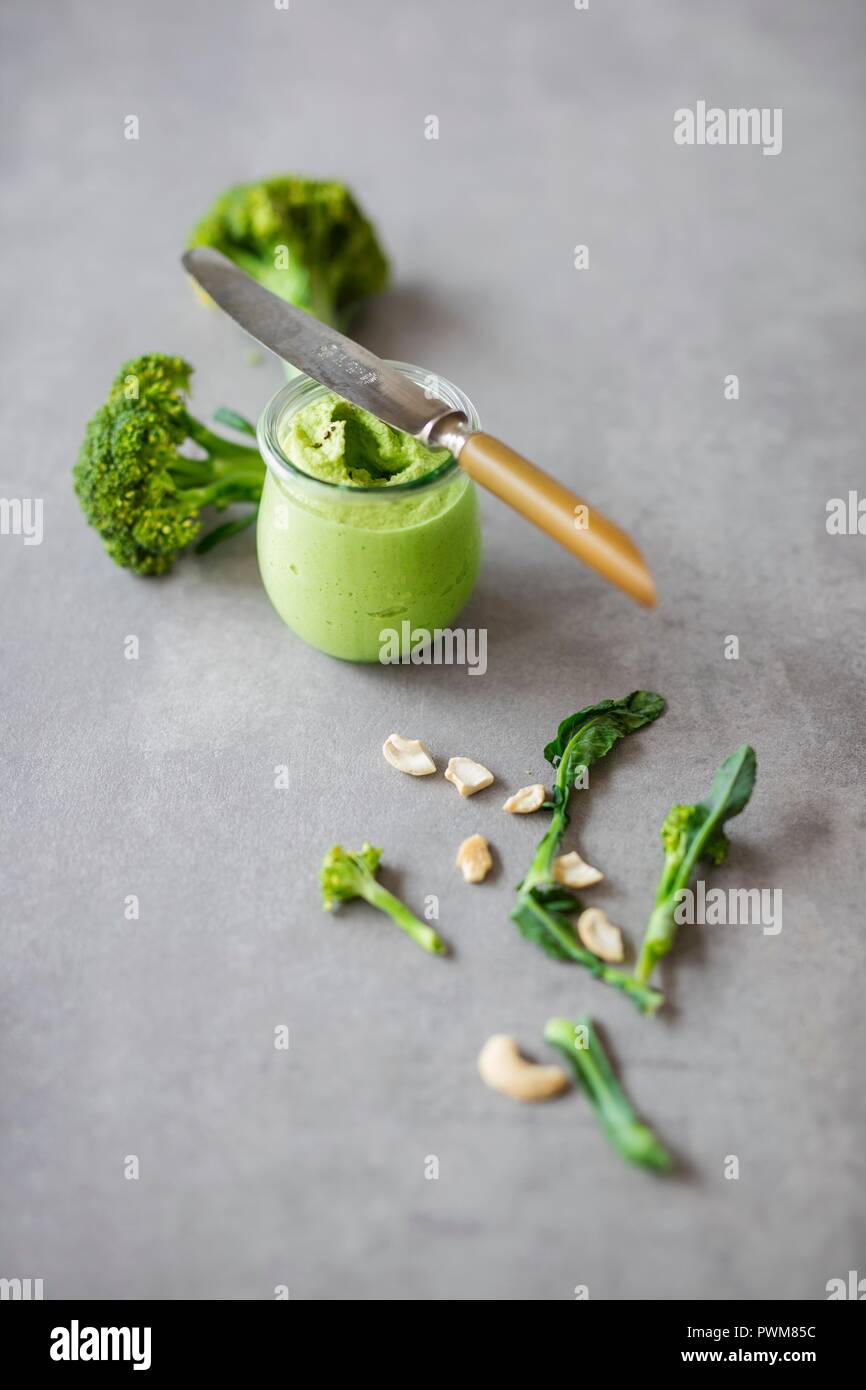 Vegan Verbreitung: Brokkoli & Cashew-Nuss Creme Stockfoto