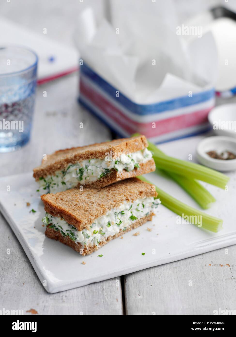 Hüttenkäse und Frühlingszwiebel Sandwich Stockfoto