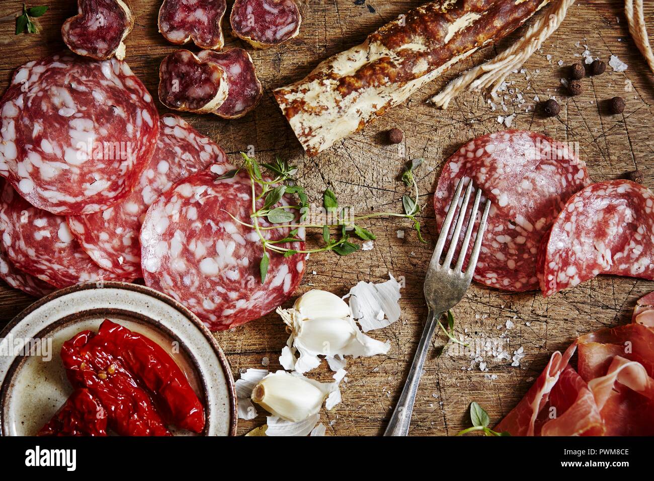 Feine Fleisch- und Wurstwaren. Auf einem vintage Schneidbrett serviert. Stockfoto