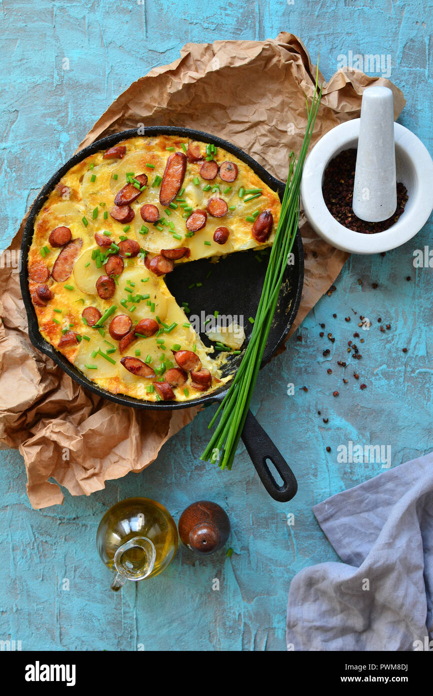 Paella in der Pfanne mit Kartoffeln und Würstchen Stockfoto