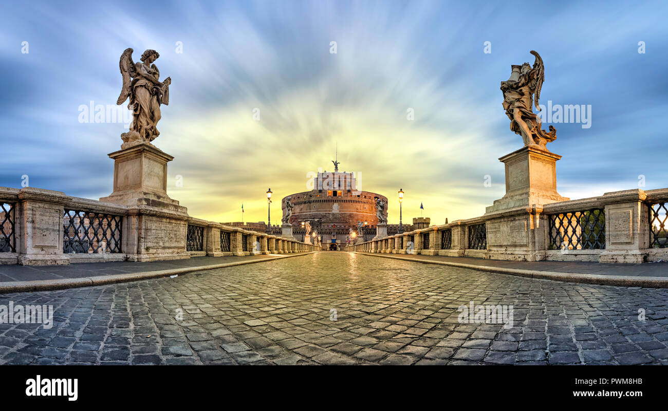 Panoramablick auf die niedrigen Winkel Blick auf Sant'Angelo Brücke und Schloss auf sunrise in Rom, Italien (HDR-Bild) Stockfoto