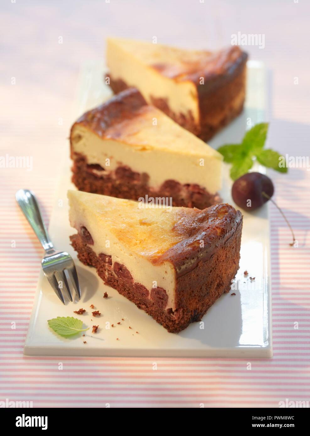 Drei Scheiben von Schokolade und Cherry Cheesecake Stockfoto