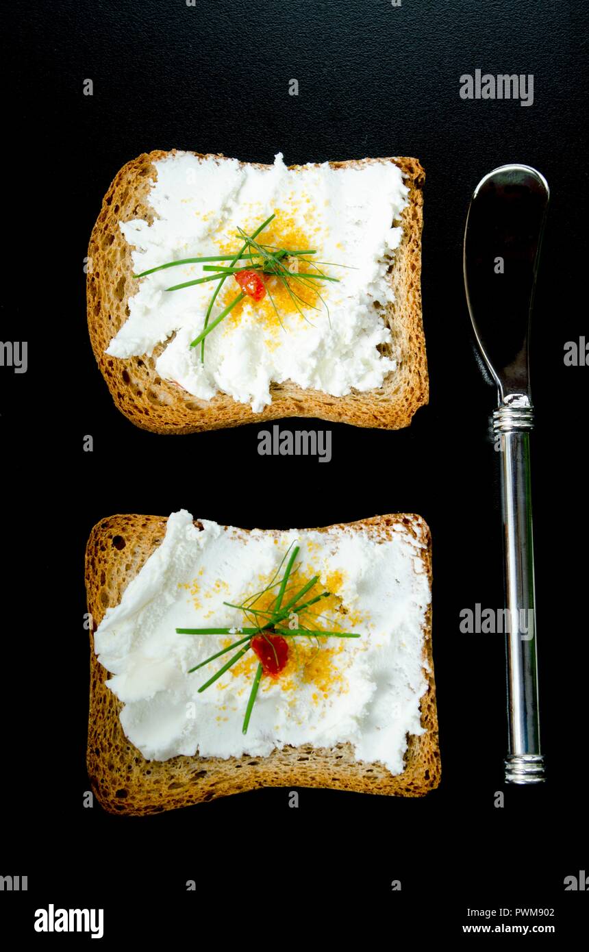 Toast Melba mit Ziegenkäse und bottarga Stockfoto