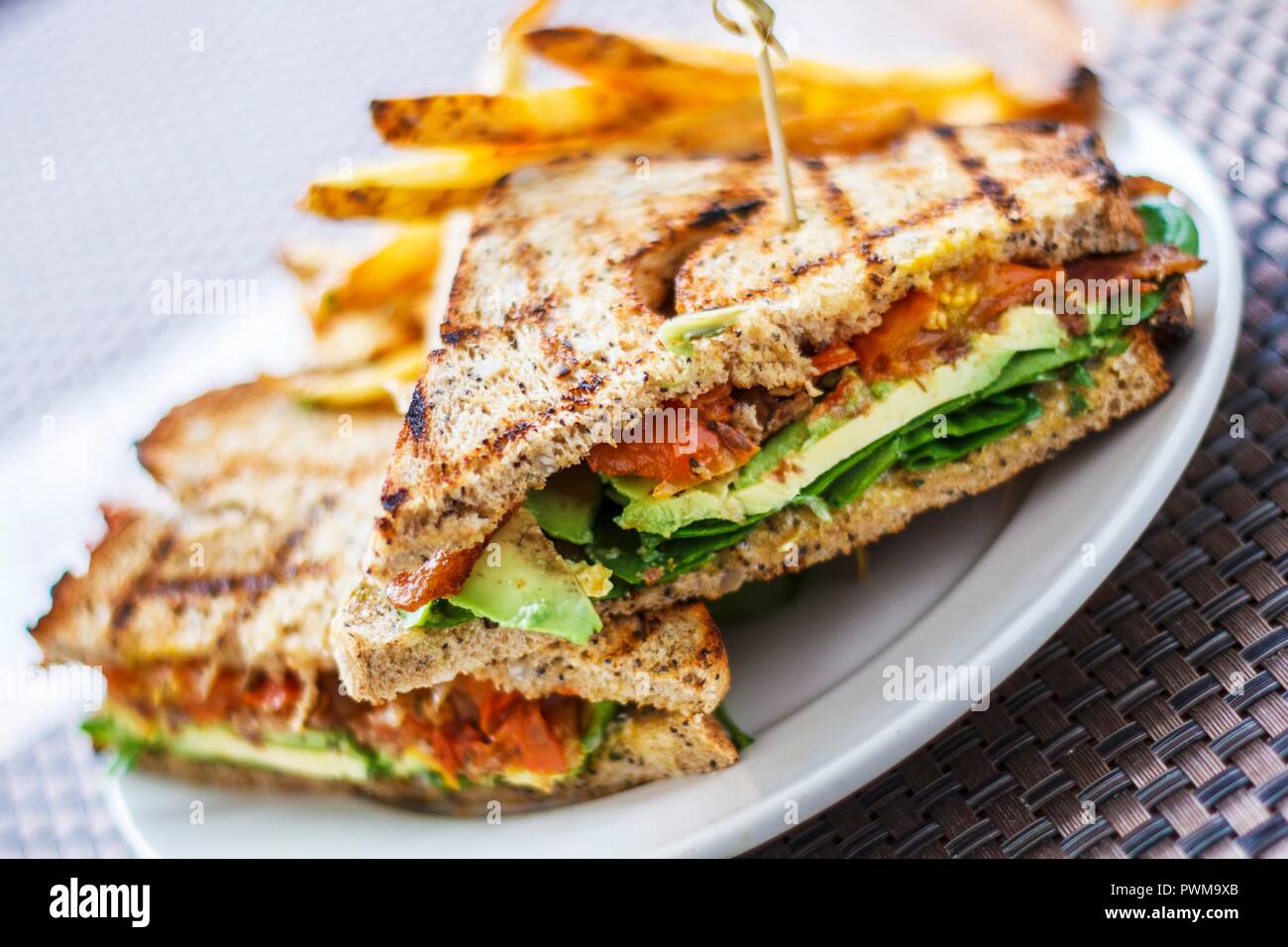 BLT-Sandwiches mit Avocado Stockfoto